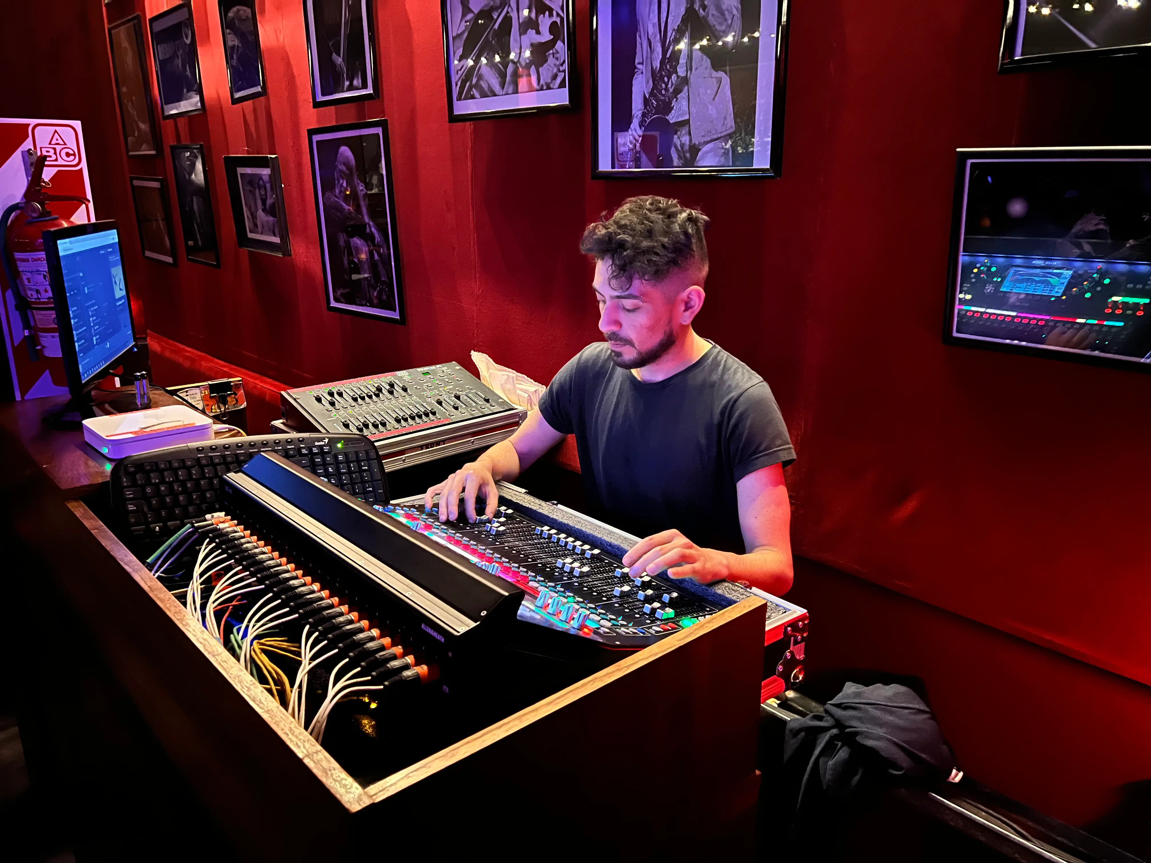 José Mercado operando una consola